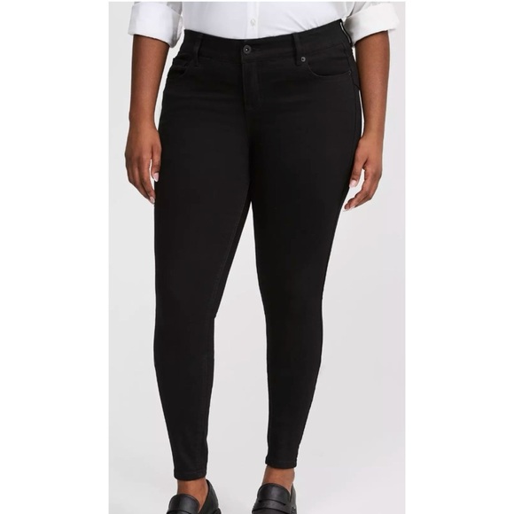 Torrid Bombshell Skinny Jeans Black - Picture 1 of 10